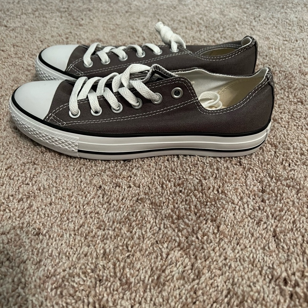NWOB Grey womens size 8 converse.
